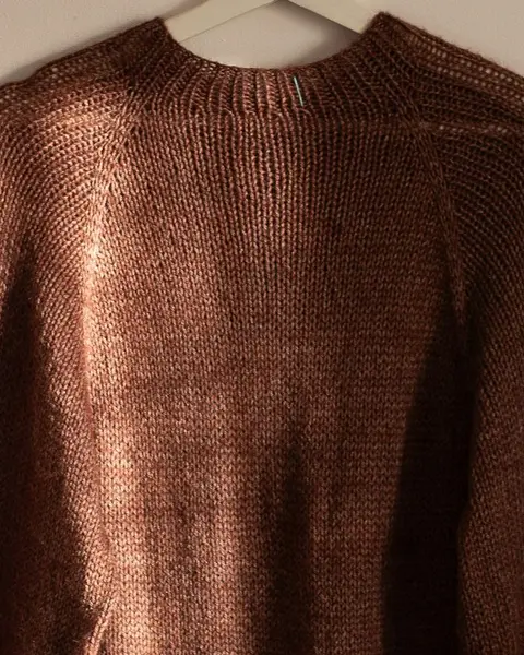 Sweter ręcznie dziergany Kasztan – detal
